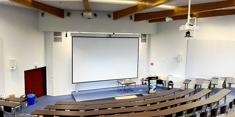 Auditoire de la haute école ephec avec un système audiovisuel RCO.