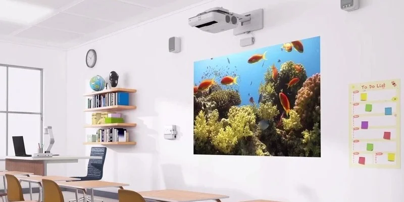 Image d'une salle de classe avec un projecteur interactif EPSON.