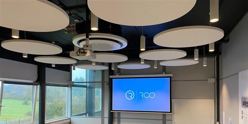Installation rco d'un projecteur dans une salle de réunion.