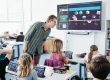 Un enseignant qui utilise les logiciels de la smart learning suite avec ses élèves en classe.